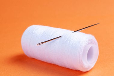 İğne ve dikiş ipliği