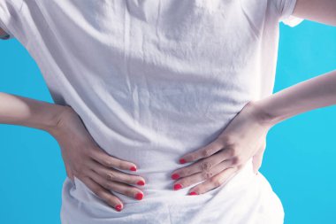 Genç bir kızın sırtı ağrıyor..