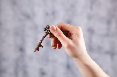 Gri arkaplanda ellerin anahtarı var