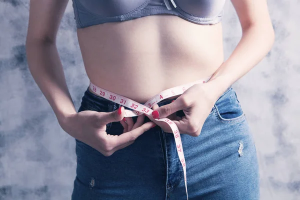 Mädchen Misst Bauch Mit Einem Zentimeter — Stockfoto