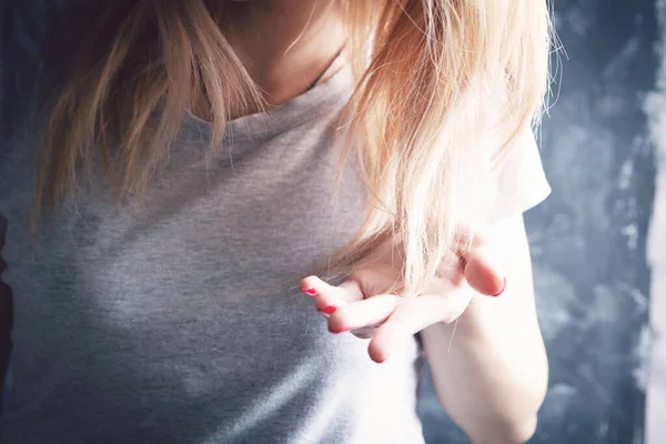 Giovane Ragazza Esamina Capelli Concetto Problema Dei Capelli Sfondo Grigio — Foto Stock