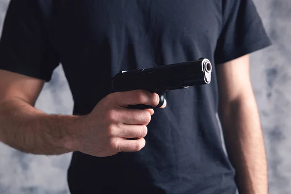 Человек Черном Держит Пистолет Огнестрельное Оружие — стоковое фото