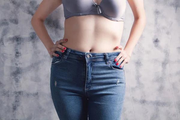 Mujer Joven Posando Jeans Sostenes Sobre Fondo Gris — Foto de Stock