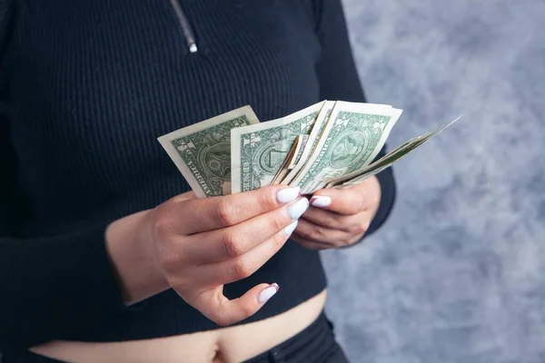Jong Meisje Tellen Dollar Biljetten Een Grijze Achtergrond — Stockfoto