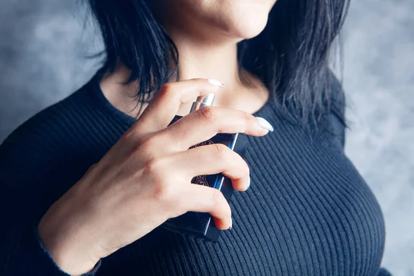 Mujer Rociando Perfume Cuello Sobre Fondo Gris — Foto de Stock