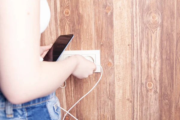 Jonge Vrouw Verbindt Telefoon Met Lader Mobiel Apparaat — Stockfoto