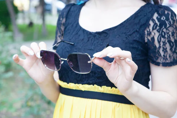 公園でサングラスをしている若い女性が — ストック写真