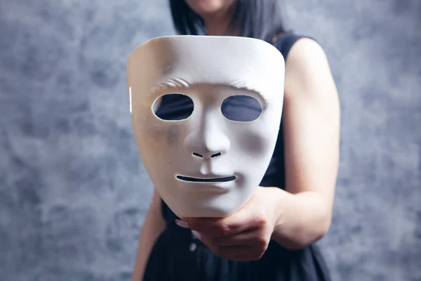 Mujer Sosteniendo Máscara Plástico Blanco Sobre Fondo Gris — Foto de Stock