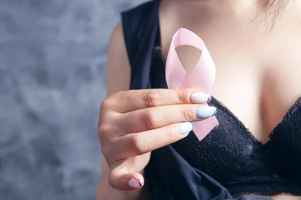 Jovem Mulher Sutiãs Detém Uma Fita Rosa Cancro Mamário — Fotografia de Stock