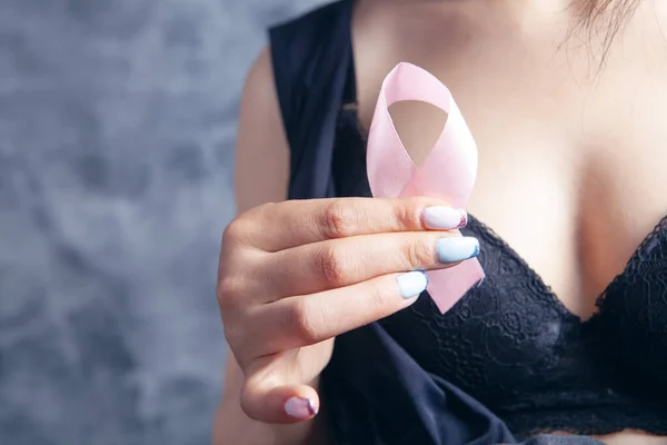 Mujer Joven Con Sostenes Sostiene Una Cinta Rosa Cáncer Mama —  Fotos de Stock