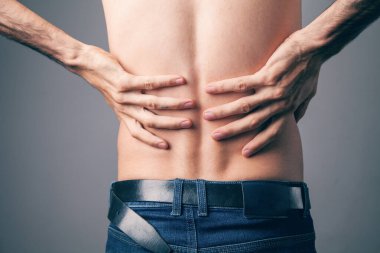 Adamın arka planında böbrek ağrısı var.