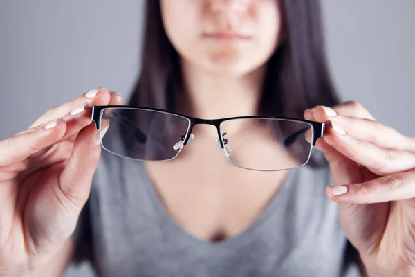 Gri Arkaplanda Optik Gözlük Tutan Kız — Stok fotoğraf