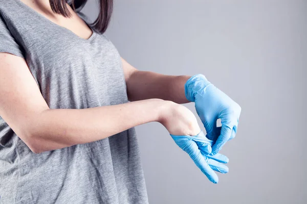 Young Girl Putting Medical Gloves Gray Background — Stock Photo, Image
