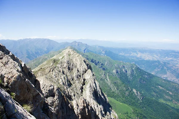 Vista Desde Montaña Través Las Rocas Bajo Cielo Azul —  Fotos de Stock