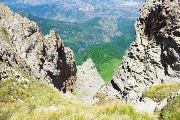 Vista Desde Montaña Través Las Rocas Bajo Cielo Azul —  Fotos de Stock