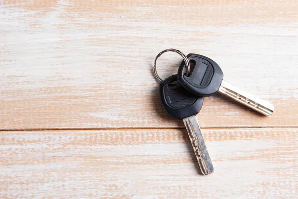 Evin anahtarları ahşap bir masada.
