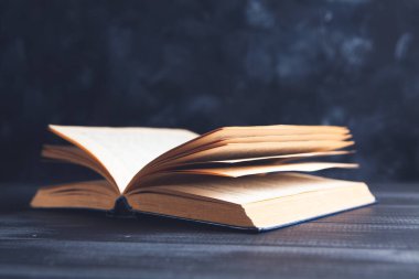 Masanın üzerinde açık bir kitap