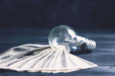 Masada ampul ve para var.