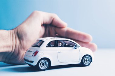 mavi arkaplanda bir araba