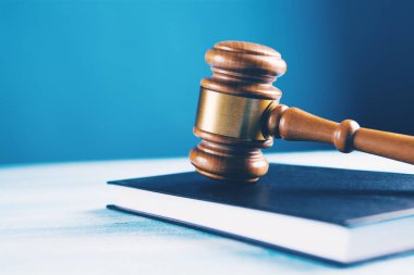 Hakimin çekici ve masanın üzerindeki kitap.