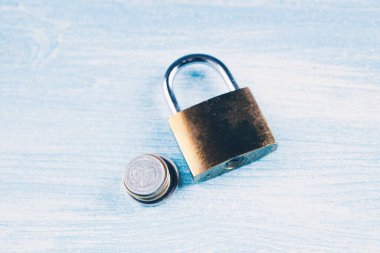 Kilit ve madeni paralar masanın üstünde.