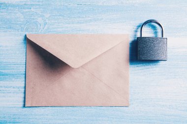 Masadaki mektuba kilitlen. posta koruması