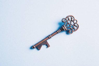 mavi arkaplanda anahtarlar