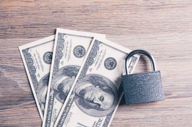 Masadaki dolarları kilitle.