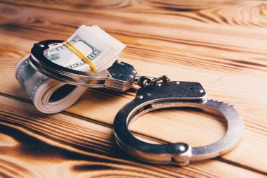 Kelepçe ve para masanın üstünde.