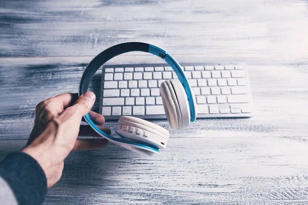 Mantém Fones Ouvido Pelo Teclado — Fotografia de Stock