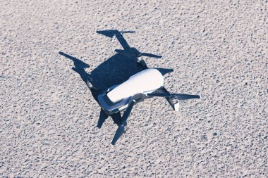 Kaldırımda küçük bir dron var.