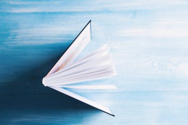 Masanın üzerinde açık bir kitap