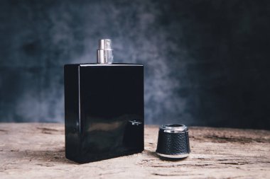 Tahta masadaki parfüm