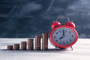 Tablo ve alarmlı saat şeklinde sikkeler