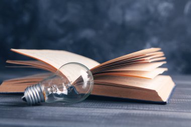 Ampul ve kitap. bir kitaptan konsept fikir