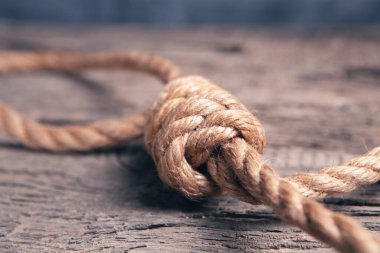 Halat bir döngüye sarılmış.