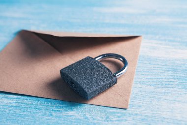 Mektup için kilit ve zarf