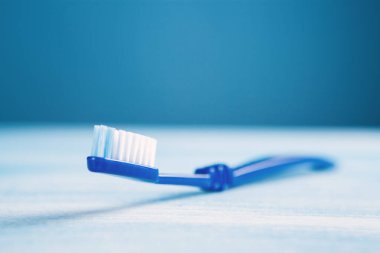mavi arkaplanda diş fırçası