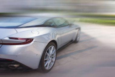 Bulanık efektli gümüş renkli spor araba