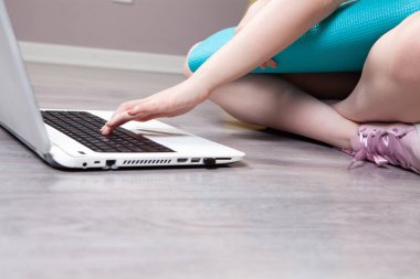 Dambıllı internet eğitimi. Genç kız