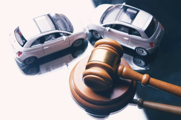 Αυτοκίνητα Και Σφυρί Του Δικαστή Αντιδικία Έννοια Μετά Από Ατύχημα — Φωτογραφία Αρχείου