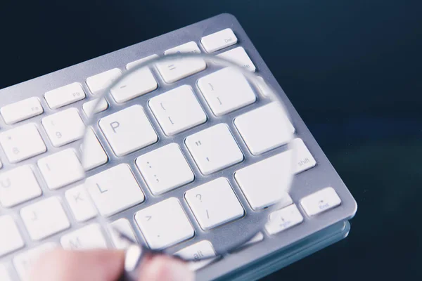 Loupe Clavier Blanc Sur Table — Photo