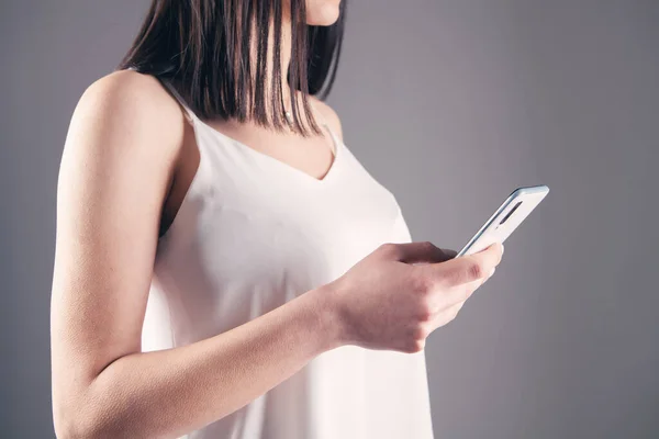 Mujer Joven Pie Con Teléfono — Foto de Stock