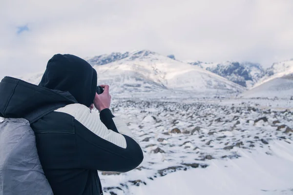 一个人在雪地下拍摄一座山 — 图库照片