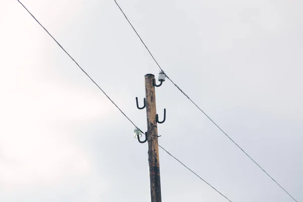 Strommast Und Kabel Unter Den Wolken — Stockfoto
