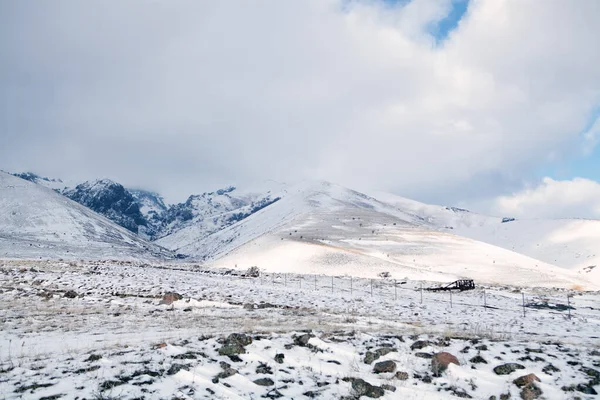 Hora Pod Mraky Sníh Zimě — Stock fotografie
