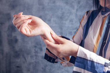 Genç kadın nabzını kontrol ediyor.