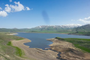 Göl ve dağlar mavi gökyüzünün altında