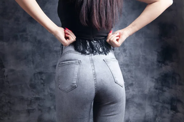 Jovem Mulher Puxa Bordas Jeans — Fotografia de Stock