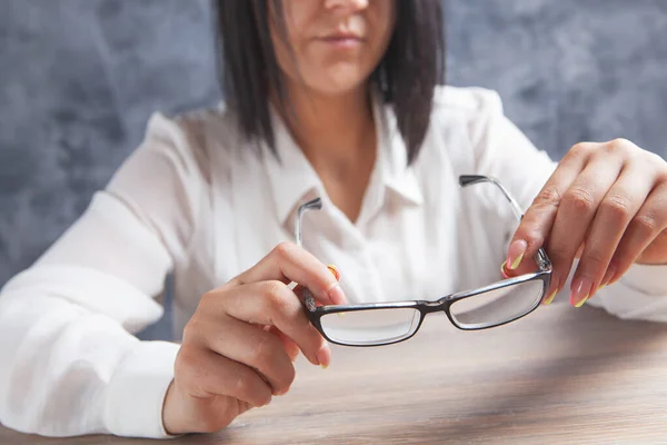 Kadın Elleri Masada Optik Gözlük Tutuyor — Stok fotoğraf